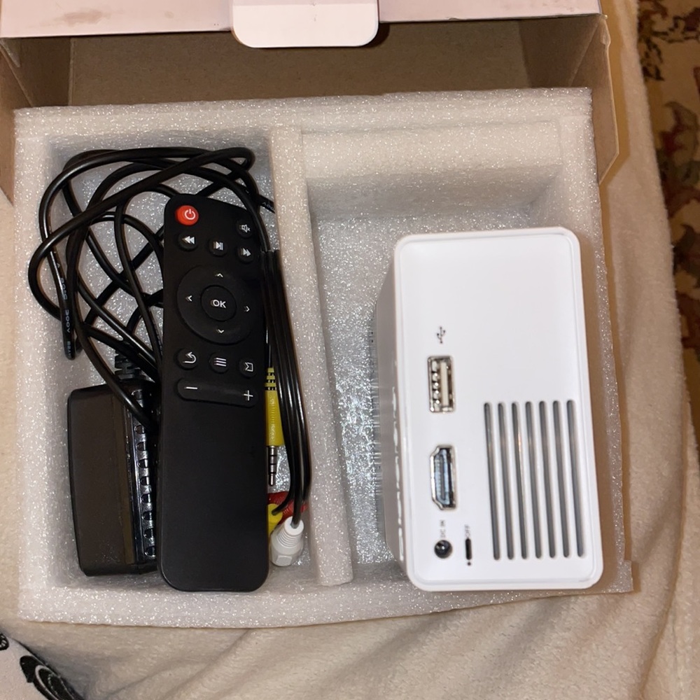 LED projector NIB - Picture 4 of 5